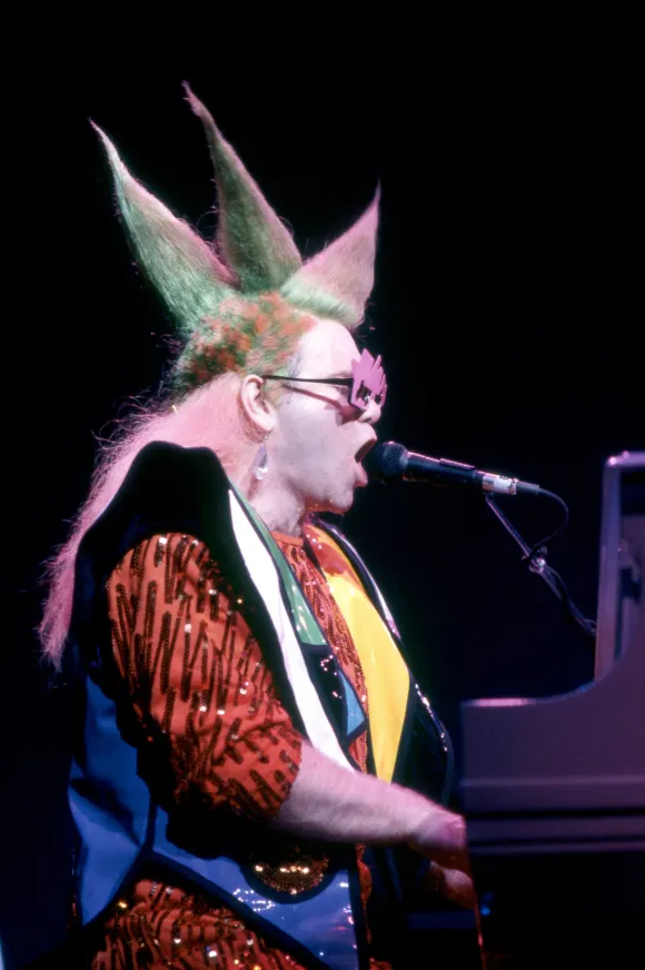 Elton John in einem ausgefallen Kostüm
