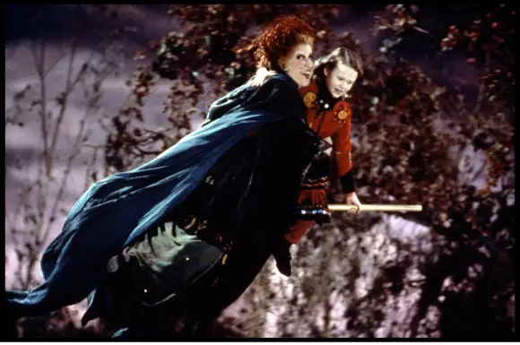 Bette Midler und Thora Birch in „Hocus Pocus“