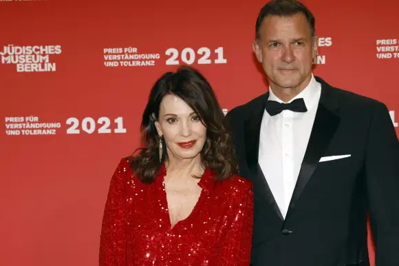 Iris Berben und Heiko Kiesow bei der Verleihung des Preises für Verständigung und Toleranz im Glashof des Jüdischen Museums am 13. November 2021