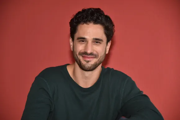 Jan Kittmann posiert für ein Bild für die RTL-Serie „Die Klempnerin“