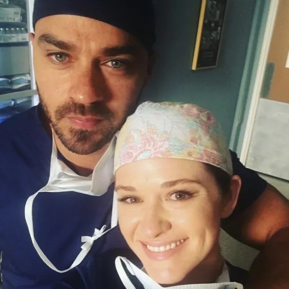 Jesse Williams und Sarah Drew machen gemeinsam ein Selfie hinter den Kulissen von „Greys Anatomy“