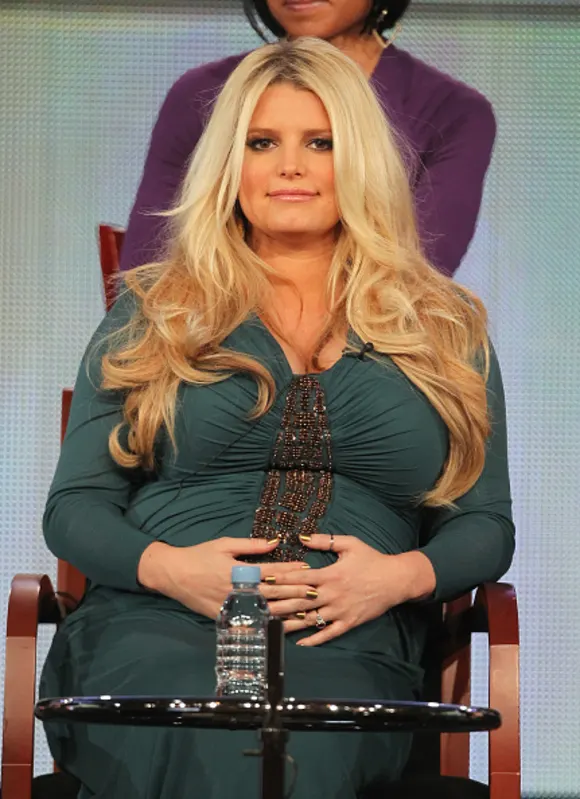 Jessica Simpson spricht auf der Bühne während des "Fashion Star"-Panels während der 2012 Winter TCA Tour im Januar 2012 in Pasadena, Kalifornien