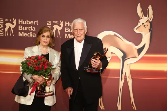 Preistraeger Lebenswerk Joachim Blacky Fuchsberger mit seiner Frau Gundel bei der Preisverleihung BAMBI 2012 im Congress