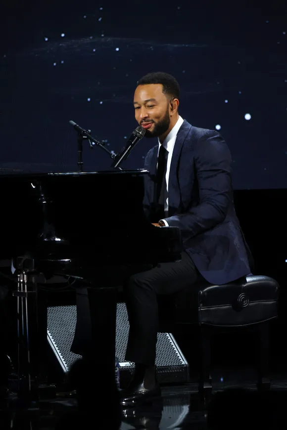 John Legend tritt auf der Bühne während des 28. Jahresdinners der Alliance For Children's Rights zu Ehren von Karey Burke und Susan Saltz am 5. März 2020 auf.