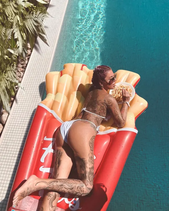 Kate Merlan zeigt sich gerne freizügig