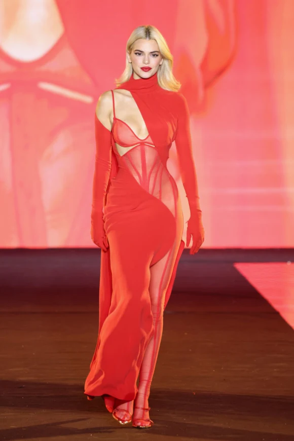 Kendall Jenner auf dem Laufsteg von L'Oréal Paris