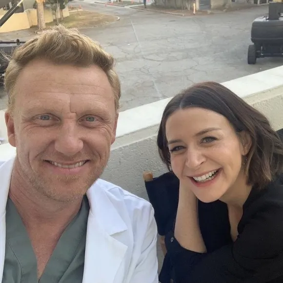 Kevin McKidd und Caterina Scorsone machen ein Selfie hinter den Kulissen von „Greys Anatomy“