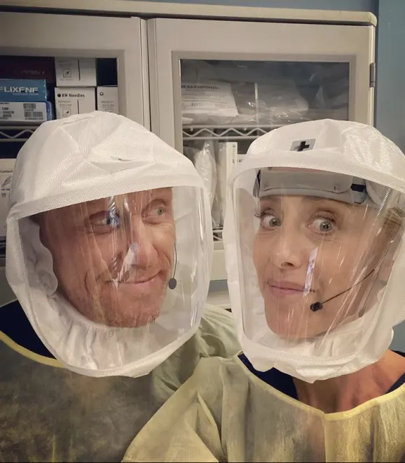 Kevin McKidd und Kim Raver machen ein Selfie hinter den Kulissen von „Greys Anatomy“