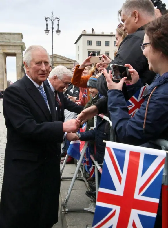 König Charles III. spricht mit Fans vor dem Brandenburger Tor