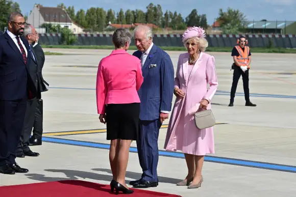 König Charles und Königin Camilla sind am 20.9.23 Paris gelandet