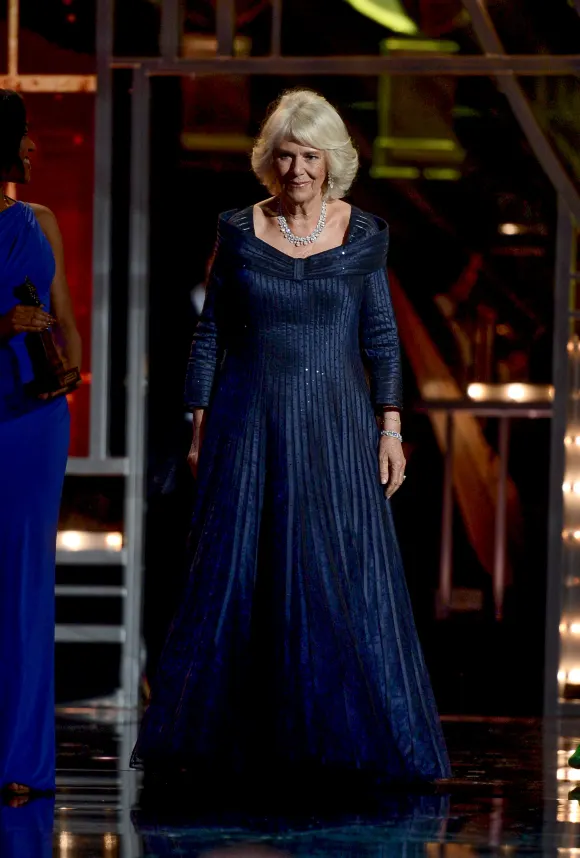 königin camilla looks style