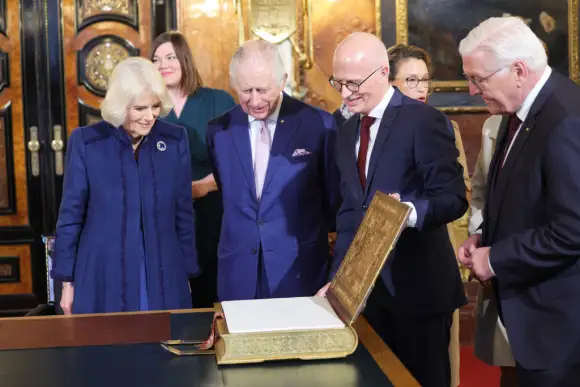 Königin Camilla und König Charles III. in Hamburg