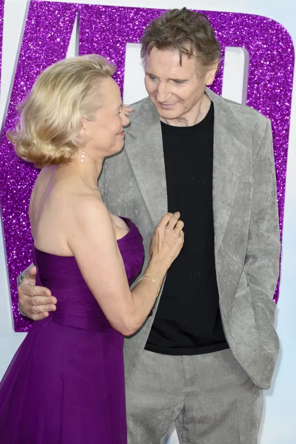 Pamela Anderson und Liam Neeson