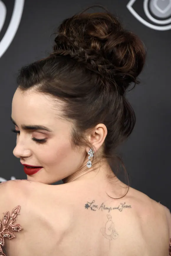Lily Collins mit Flechtfrisur