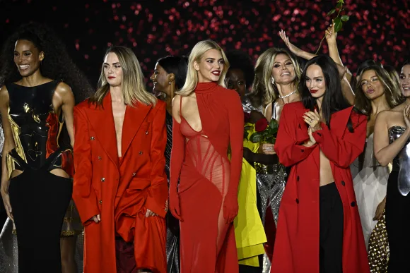 L'Oreal Paris Modeschau 2024 mit Kendall Jenner, Cara Delevingne, Heidi Klum und Co.