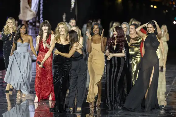 L'Oreal Paris Fashion Show mit Stars wie Cara Delevingne, Eva Longoria, Céline Dion, Kendall Jenner, Heidi Klum