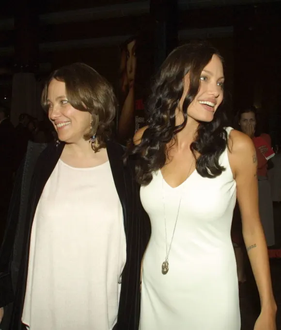 Marcheline Bertrand und Angelina Jolie im Jahr 2001