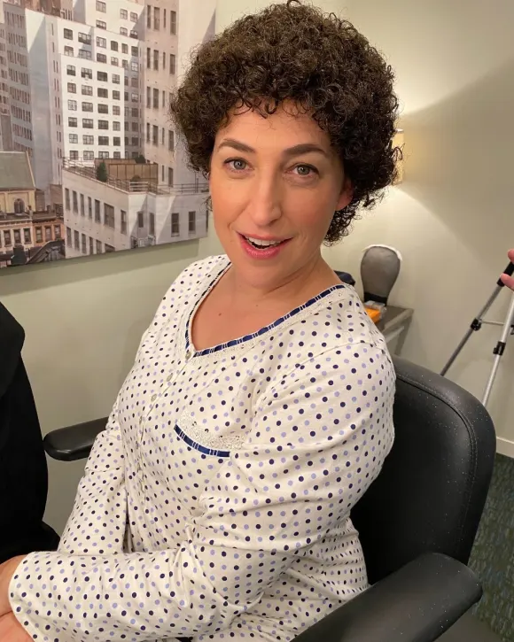 Mayim Bialik mit Perücke