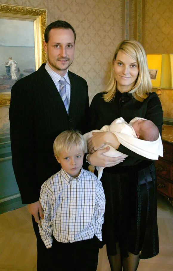 Mette-Marit und Haakon kurz nach der Geburt ihrer Tochter 2005.