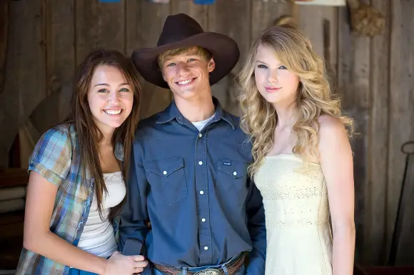 Miley Cyrus, Lucas Till und Taylor Swift im Jahr 2009