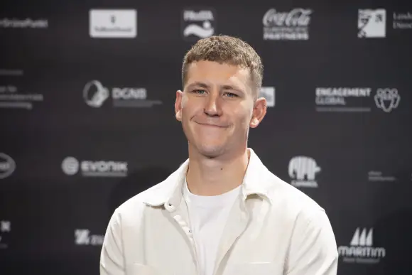 Nathan Evans auf dem Roten Teppich bei der Verleihung des Deutschen Nachhaltigkeitspreis am 3. Dezember 2021