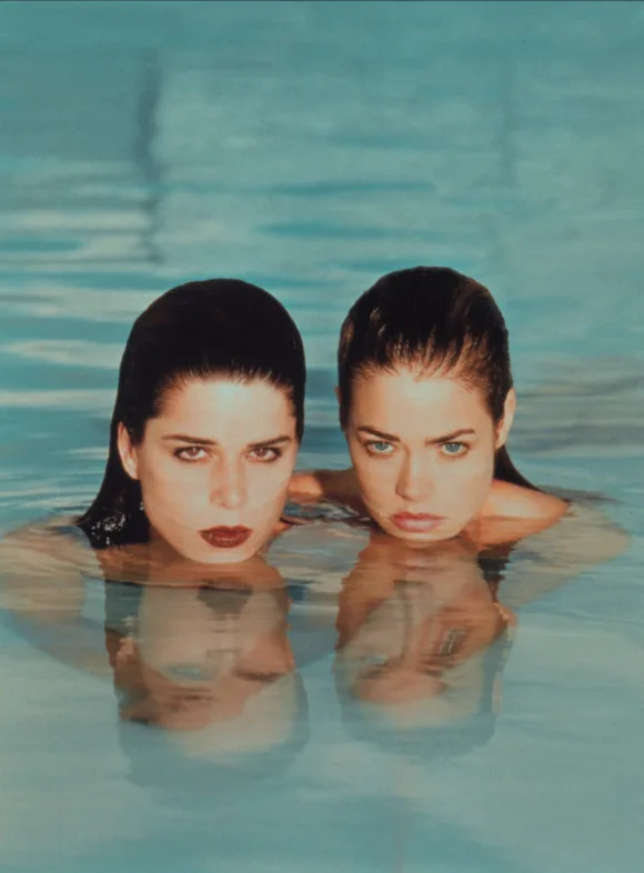 Neve Campbell und Denise Richards