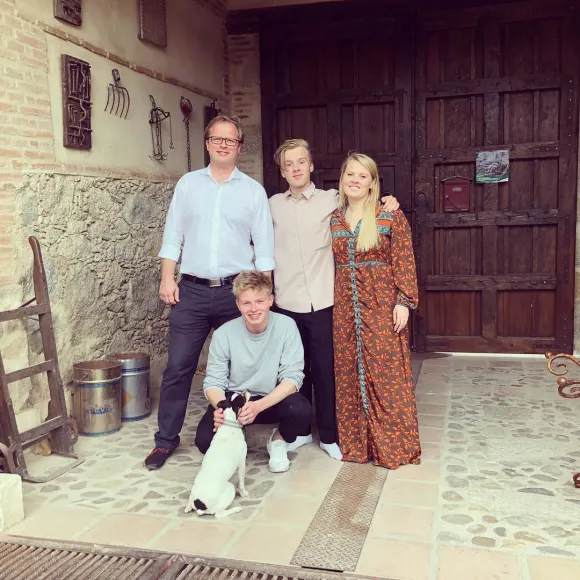 Patricia Kelly mit ihrem Ehemann und ihren Söhnen Alexander und Ignatius