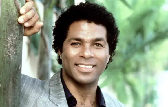 MIAMI VICE, Philip Michael Thomas, 1984-89, Universal Television / Courtesy: Everett Collection Universal/Courtesy Everett Collection ACHTUNG AUFNAHMEDATUM GESCHÄTZT PUBLICATIONxINxGERxSUIxAUTxONLY Copyright: xUniversal/CourtesyxEverettxCollectionx T4DMIVI EC004