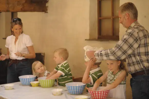 Prinz Philippe und Prinzessin Mathilde und ihre vier Kinder verbrachten den Vormittag auf dem Hof De Pierlapont, 8. Juli 2010.