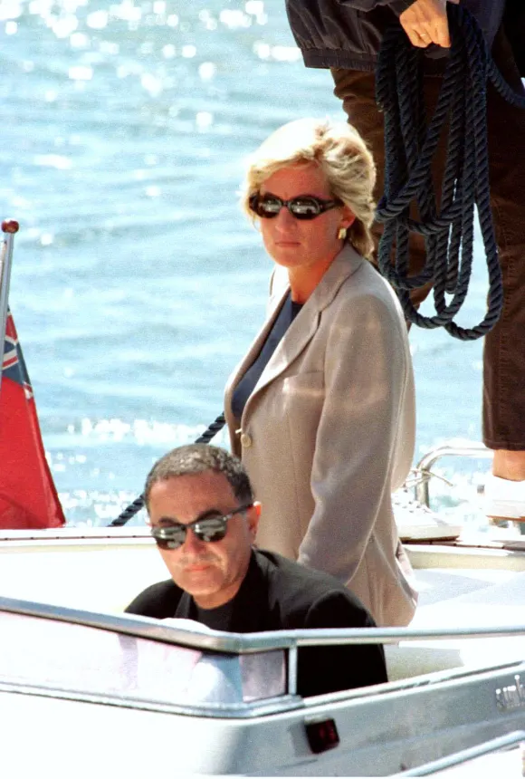 Prinzessin Diana und Dodi Al-Fayed auf einem Boot im Jahr 1997