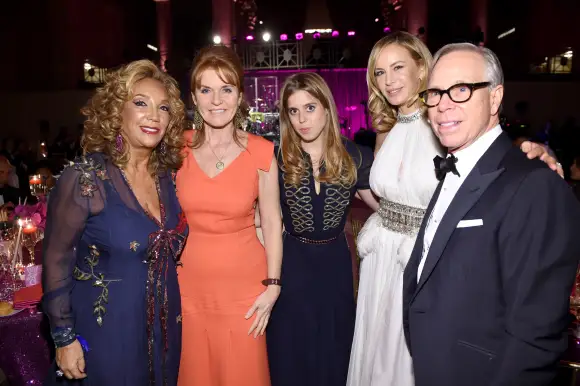 Denise Rich, Herzogin von York Sarah Ferguson, Prinzessin Beatrice von York und Dee Ocleppo und Tommy Hilfiger besuchen den Angel Ball 2016, 21. November 2016.