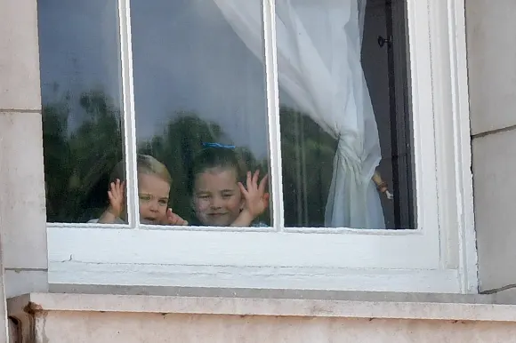 Prinz Louis und Prinzessin Charlotte schauen aus dem Fenster des Buckingham Palace