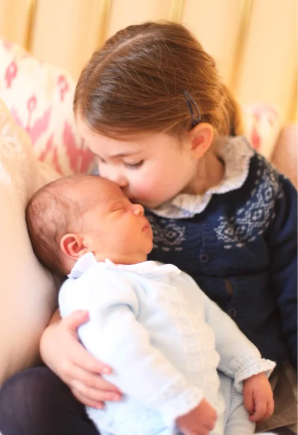 Erste offizielle Fotos von Prinz Louis von Cambridge mit seiner Schwester Prinzessin Charlotte von Cambridge im April 2018