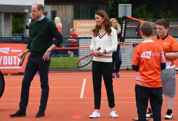 Prinz William und Herzogin Kate beim Tennisspielen mit Schulkindern im Rahmen der Lawn Tennis Lawn Tennis Association's in Edinburgh am 27. Mai 2021