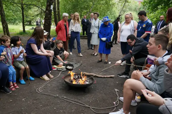 Königin Elisabeth II. und Prinzessin Anne beim „Children's Wood Project“ im Wald von Glasgow am 30. Juni 2021