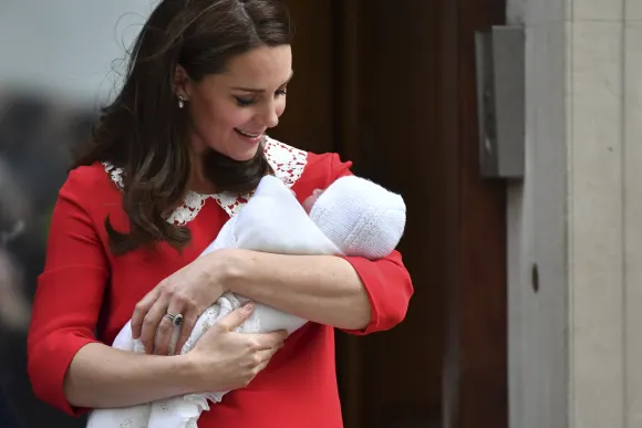 Herzogin Kate mit dem neugeborenen Prinz Louis vor dem St. Mary's Krankenhaus in London