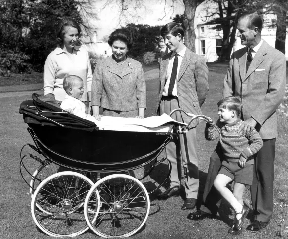 Prinzessin Anne, Prinz Edward, Königin Elisabeth, Prinz Charles, Prinz Andrew und Prinz Philip im Jahr 1965.