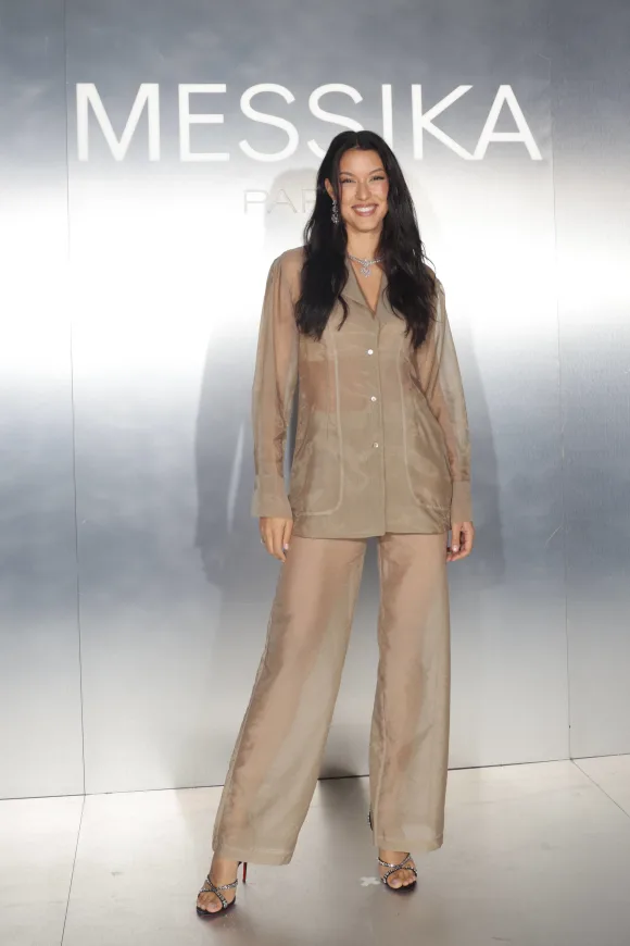 Rebecca Mir strahlt in einem durchsichtigen Zweiteiler des Labels Messika