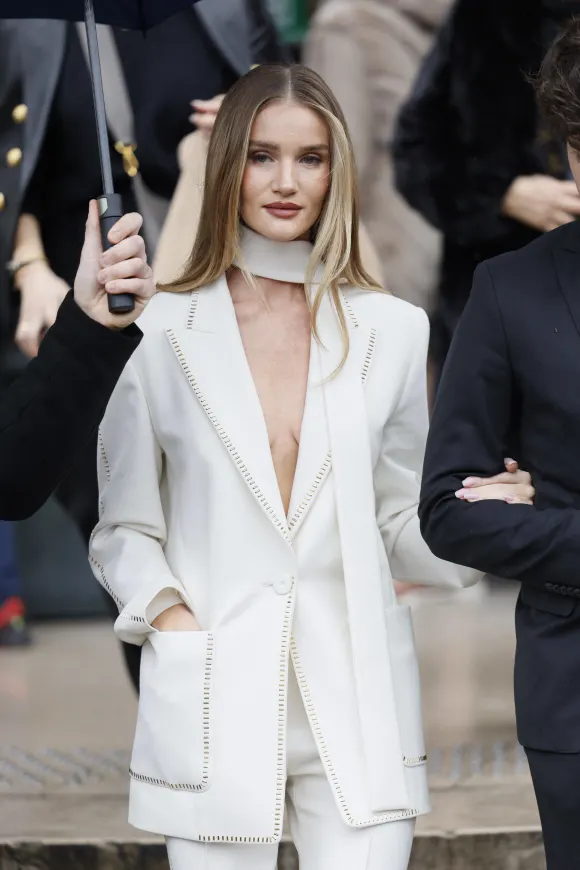 Rosie Huntington-Whiteley besuchte die Elie Saab Show in Paris