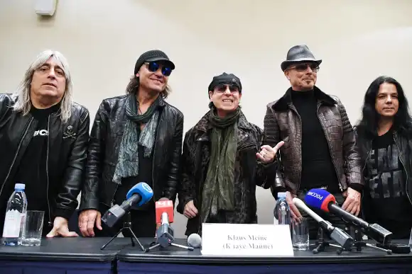 Themen der Woche Bilder des Tages YEKATERINBURG RUSSIA NOVEMBER 8 2017 Drummer Mikkey Dee guit