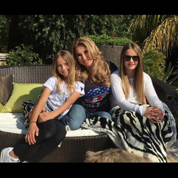 Carmen Geiss mit ihren zwei Töchtern Shania und Davina auf Instagram
