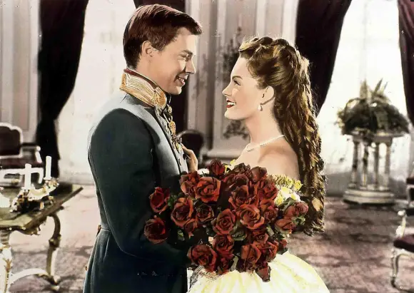 Karlheinz Böhm als „Kaiser Franz Joseph“ und Romy Schneider als „Sissi“ in „Sissi“ im Jahr 1956