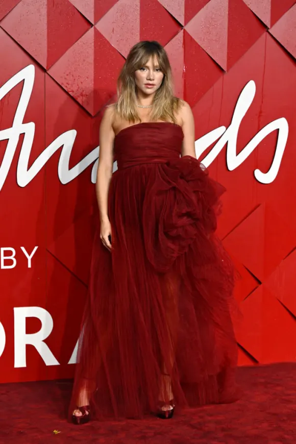 Suki Waterhouse im Transparent-Look