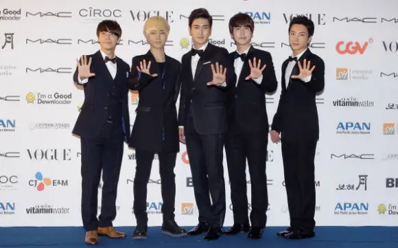 Super Junior kommt für APAN Star Road während des 17. Busan International Film Festival (BIFF) am Haeundae Strand an