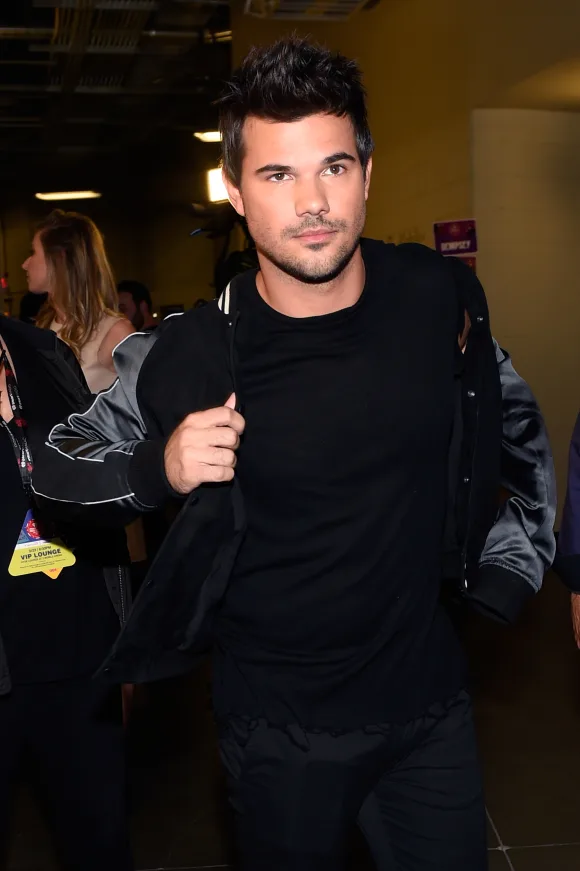Taylor Lautner bei dem iHeart Music Radio Festival 2017