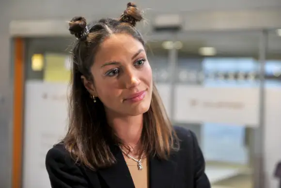 Tessa Bergmeier am Frankfurter Flughafen vor ihrer Teilnahme im Dschungelcamp 2023