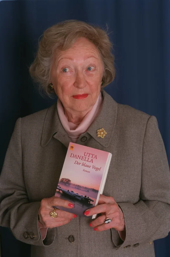 Utta Danella (Schriftstellerin) 11/01 her Frau Schriftstellerei Literatur Autorin Buch grauhaarig kurzhaarig Locken Sch