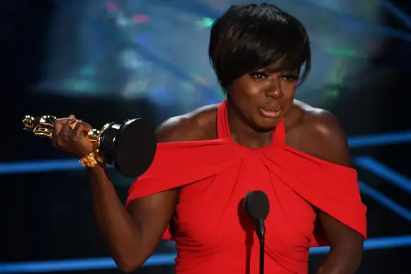 Viola Davis bei den Oscars 2017. Sie erhielt den Award als Beste Nebendarstellerin für „Fences“