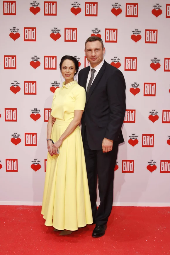 Natalia und Vitali Klitschko auf dem Roten Teppich bei der Ein Herz für Kinder Spendengala am 3. Dezember 2016