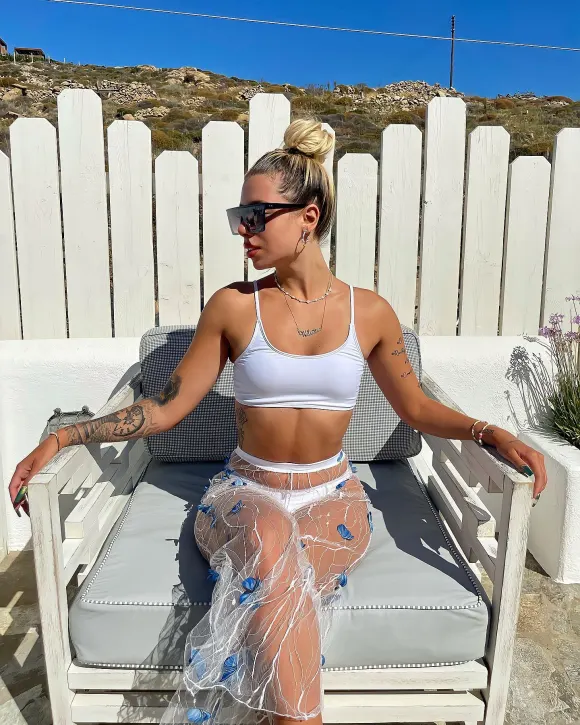 Walentina Doronina im weißen Bikini